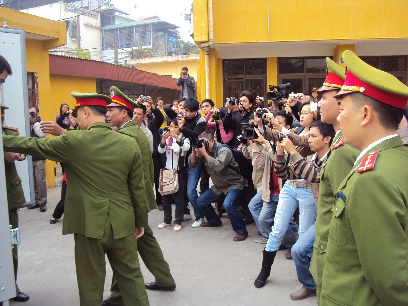 Vụ xét xử thu hút rất nhiều báo giới và sự quan tâm của bạn đọc