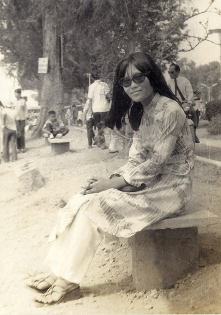 Chỉ số lương của giáo viên tiểu học mới ra trường là 250, giáo học bổ túc hạng 5 là 320, giáo sư trung học đệ nhất cấp hạng 4 là 400, giáo sư trung học đệ nhị cấp hạng 5 là 430, hạng 4 là 470. Với mức lương căn bản như vậy, cộng thêm phụ cấp sư phạm, nhà giáo ở các thành phố có cuộc sống khá thoải mái, có thể mướn được người giúp việc trong nhà. Sau đó, đời sống bắt đầu đắt đỏ, vật giá leo thang, nhà giáo cảm thấy chật vật hơn, nhất là ở những thành phố lớn như Sài Gòn và Đà Nẵng. Tuy vậy, lúc nào các nhà giáo cũng giữ vững tinh thần và tư cách của nhà mô phạm.