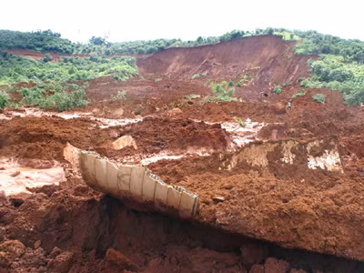 Đoạn ống nước bị vỡ