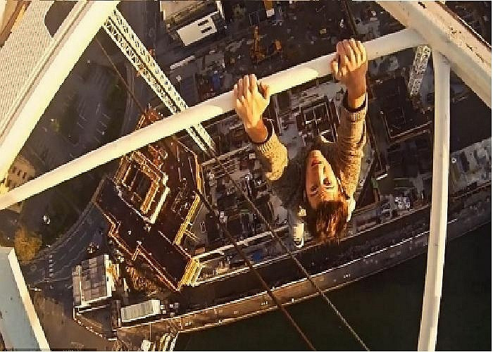 Nam sinh James Kingston đu đưa trên cần trục cao gần 80 mét lúc 5 giờ sáng