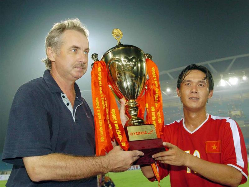 HLV Riedl và đội trưởng Minh Phương nhận Cúp lưu niệm sau trận đấu