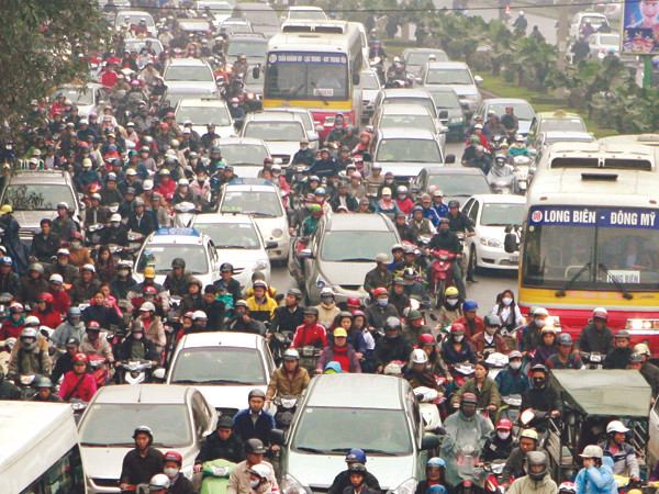 Ùn tắc ở đường Tây Sơn, Hà Nội. Ảnh: Hồng Vĩnh
