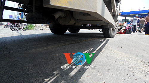 Xe tải kéo lê xe máy, con nhập viện, mẹ gãy chân ảnh 3