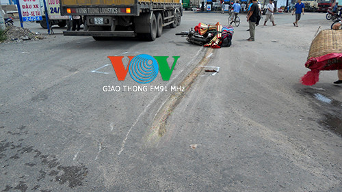 Xe tải kéo lê xe máy, con nhập viện, mẹ gãy chân ảnh 5