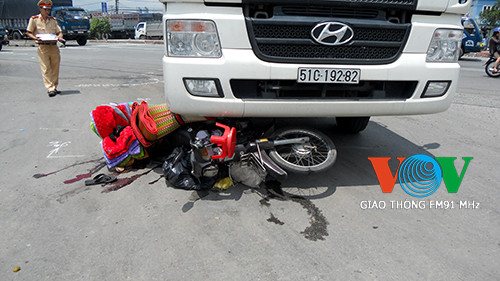 Xe tải kéo lê xe máy, con nhập viện, mẹ gãy chân ảnh 1