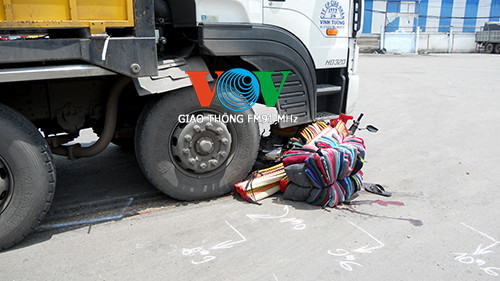 Xe tải kéo lê xe máy, con nhập viện, mẹ gãy chân ảnh 2