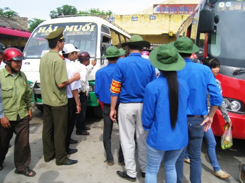 Mỗi khi có chuyến xe trả khách, lực lượng thanh niên tình nguyện xứ Thanh liền tiếp cận hướng dẫn thí sinh và người nhà đến điểm thi nhanh và thuận tiện nhất. Ảnh: Lê Hoàng