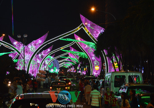 Nhiều người gửi xe đi bộ tham quan xen lẫn vào hai dòng xe. Nhiều người gửi xe đi bộ tham quan xen lẫn vào hai dòng xe