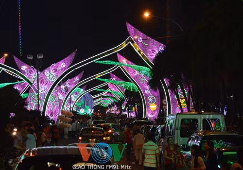 Nhiều người gửi xe đi bộ tham quan xen lẫn vào hai dòng xe. Nhiều người gửi xe đi bộ tham quan xen lẫn vào hai dòng xe