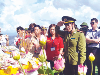 Con gái Trần Thị Thu Hà tại nơi bố Trần Đức Thông hy sinh 25 năm về trước