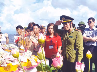 Con gái Trần Thị Thu Hà tại nơi bố Trần Đức Thông hy sinh 25 năm về trước