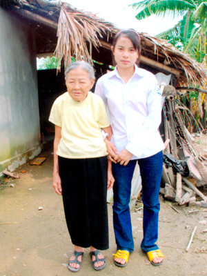 Phạm Thị Bích và bà nội 