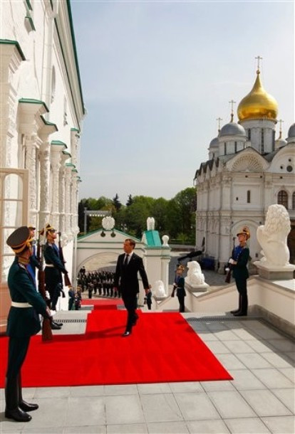 Tổng thống mãn nhiệm Medvedev bước vào điện Kremlin