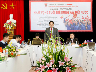 Bí thư thứ nhất T.Ư Đoàn Nguyễn Đắc Vinh (đứng) và Tổng Biên tập báo Tiền Phong Lê Xuân Sơn tại buổi giao lưu. Ảnh: Hồng Vĩnh