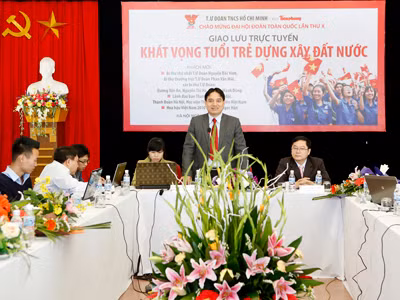 Bí thư thứ nhất T.Ư Đoàn Nguyễn Đắc Vinh (đứng) và Tổng Biên tập báo Tiền Phong Lê Xuân Sơn tại buổi giao lưu. Ảnh: Hồng Vĩnh