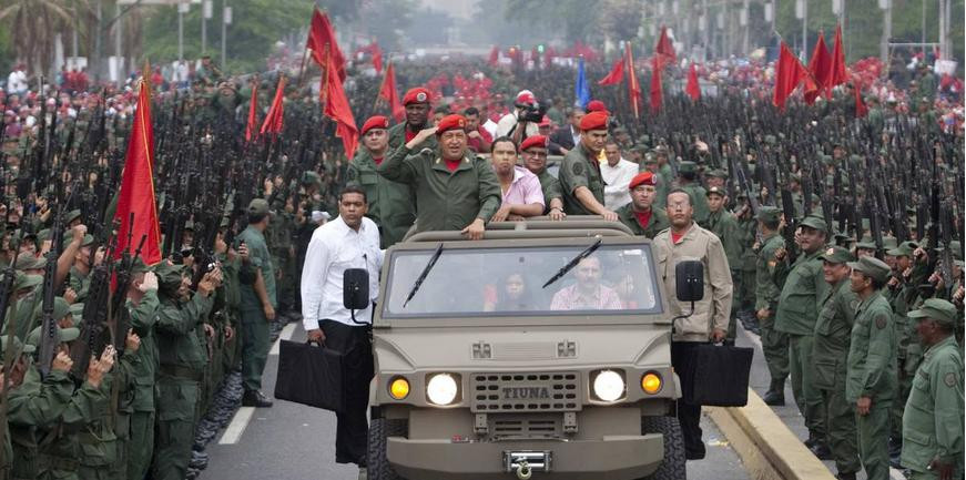 Tổng thống Hugo Chavez được lực lượng dân quân chào đón trong cuộc diễu hành hồi tháng 4 năm 2010