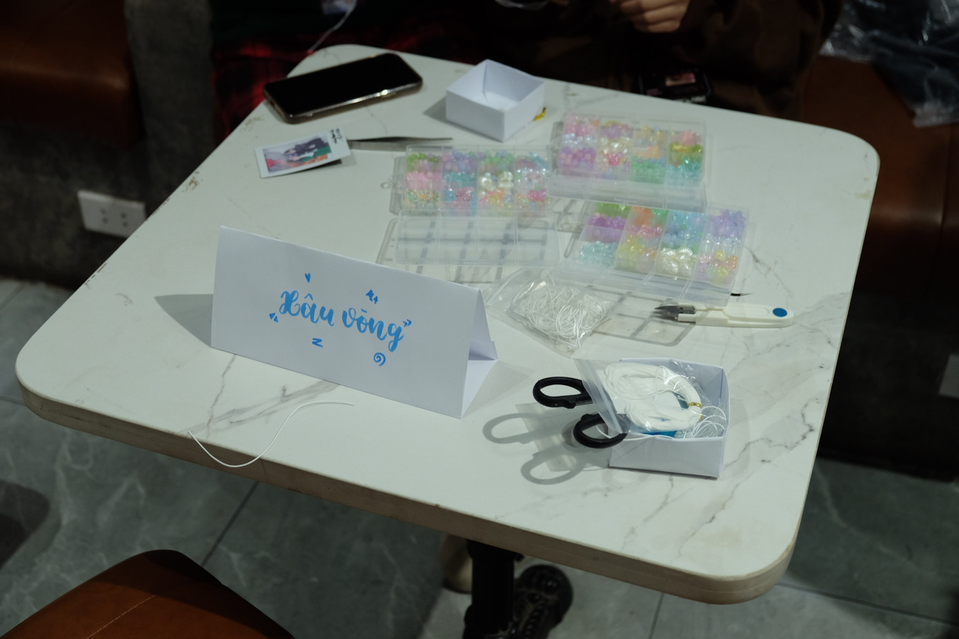 Toàn bộ lợi nhuận của workshop "Mây đan sắc" năm nay đều sẽ được chuyển đến trung tâm cứu trợ, hỗ trợ cho các bạn nhỏ trong dịp Tết Ất Tỵ 2025.