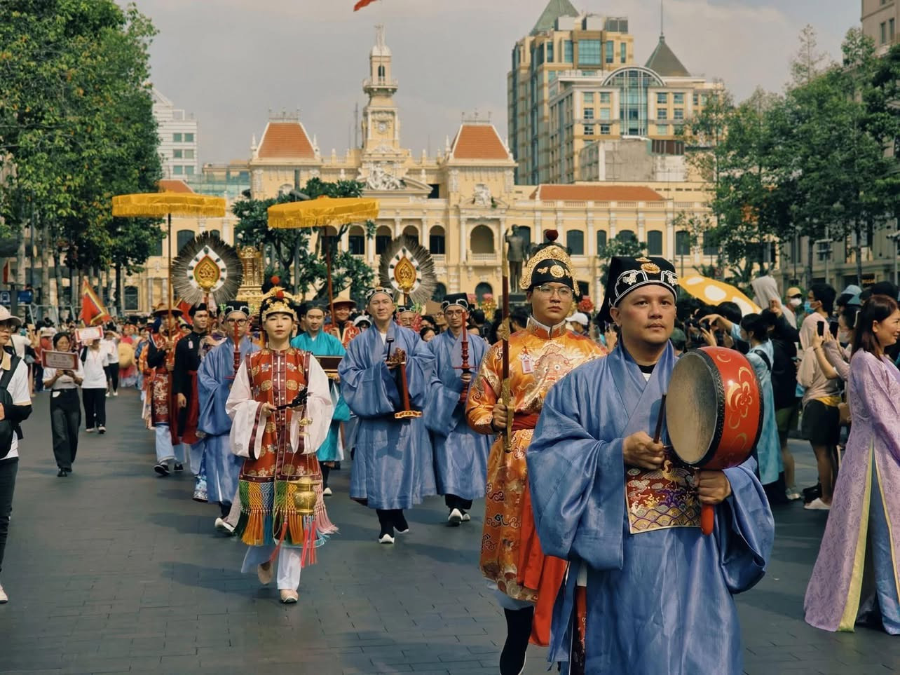 Đoàn diễu hành có 2 chặng, bắt đầu từ Nhà ga Bến Thành. Ảnh: Threads.