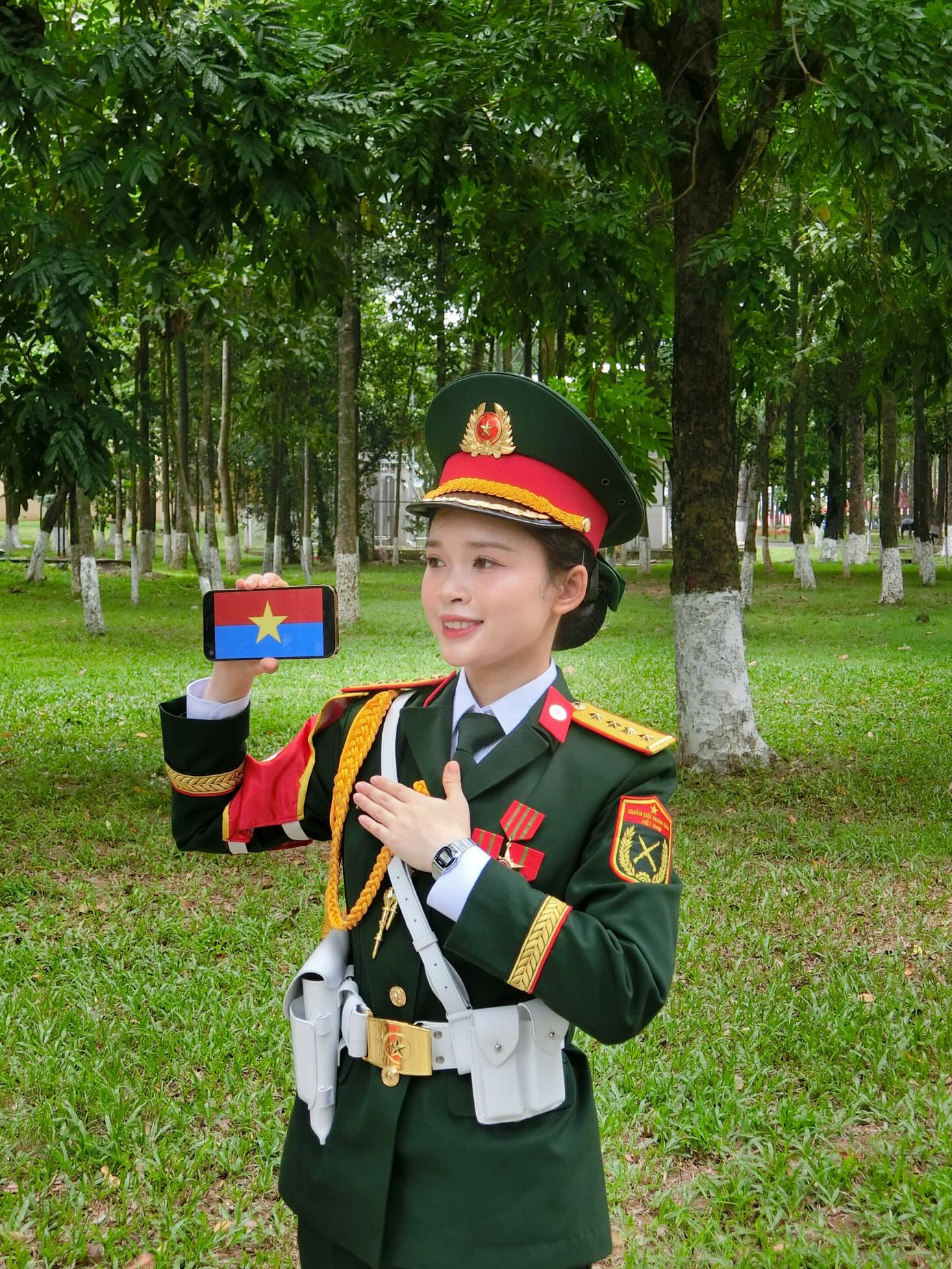 Nữ chiến sĩ trẻ góp sức vào ngày Đại lễ lớn của dân tộc, để lại hình ảnh đẹp trong lòng người dân. Ảnh: @duthle