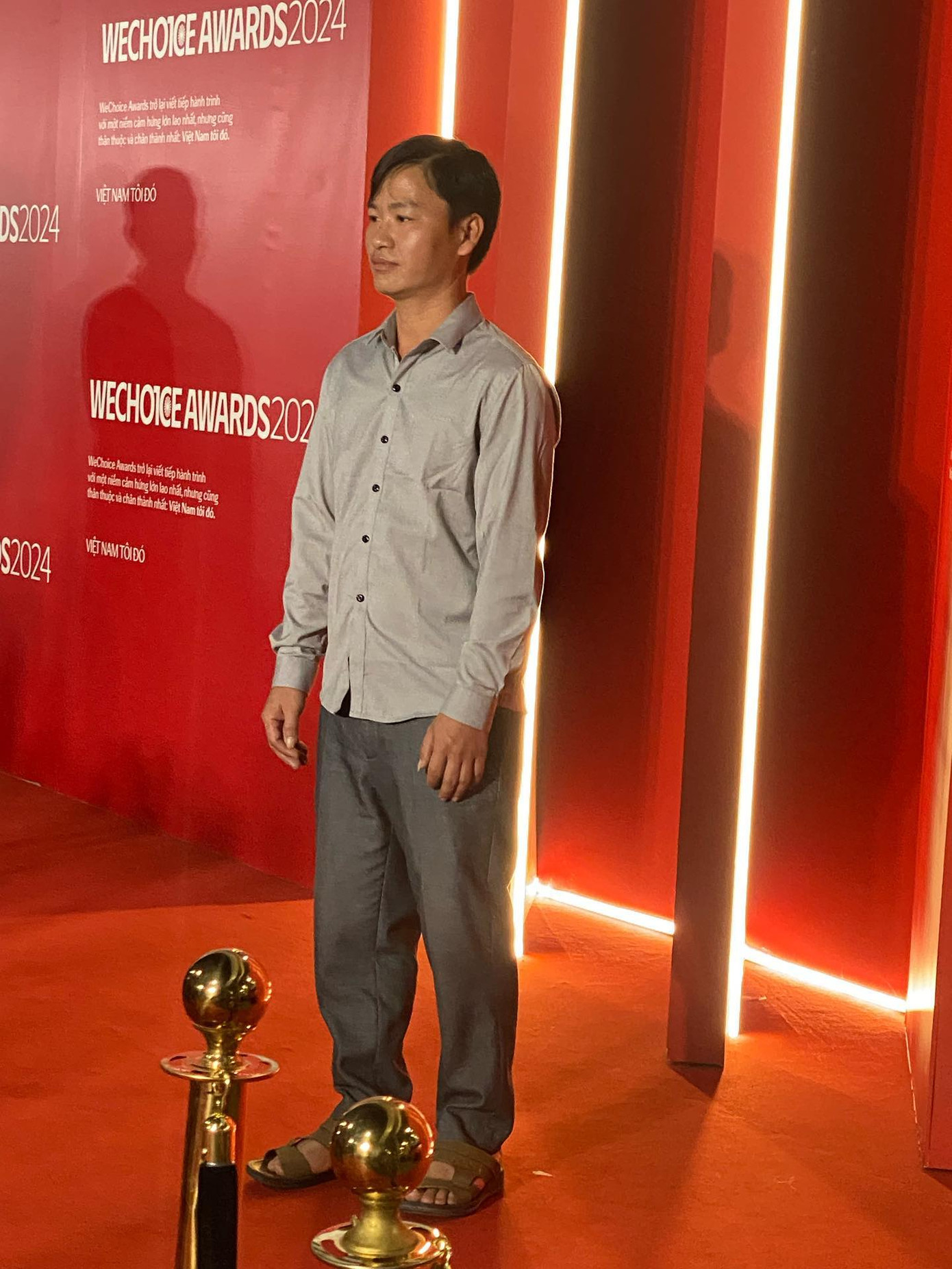 Trưởng thôn Ma Seo Chứ xuất hiện trong trang phục bình dị. Ảnh: @tram.cotdien. Trưởng thôn Ma Seo Chứ xuất hiện trong trang phục bình dị. Ảnh: @tram.cotdien.