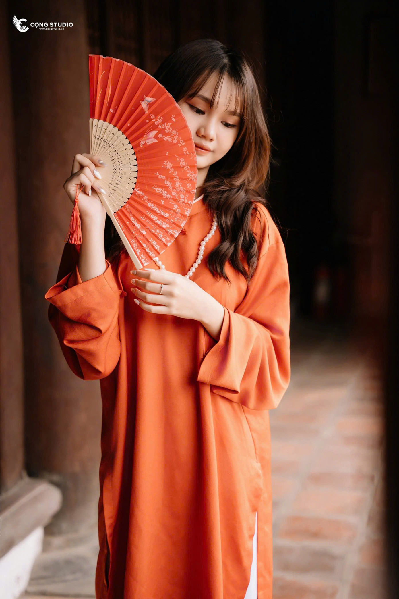 Đừng quên mang theo Việt phục khi ghé thăm Đền Hùng nhé! Ảnh: Công studio.