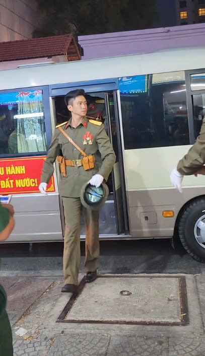 Khoảnh khắc bước xuống xe của quân nhân Lê Hoàng Hiệp được nhiều người khen "tuyệt đối điện ảnh". Ảnh: @ntbphuong219.