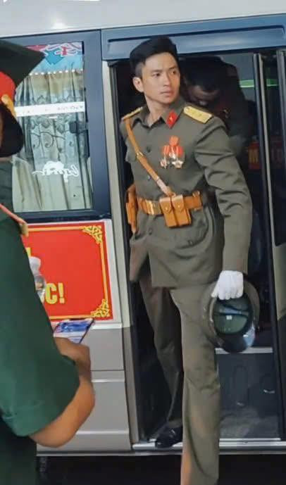 Khoảnh khắc bước xuống xe của quân nhân Lê Hoàng Hiệp được nhiều người khen "tuyệt đối điện ảnh". Ảnh: @ntbphuong219.