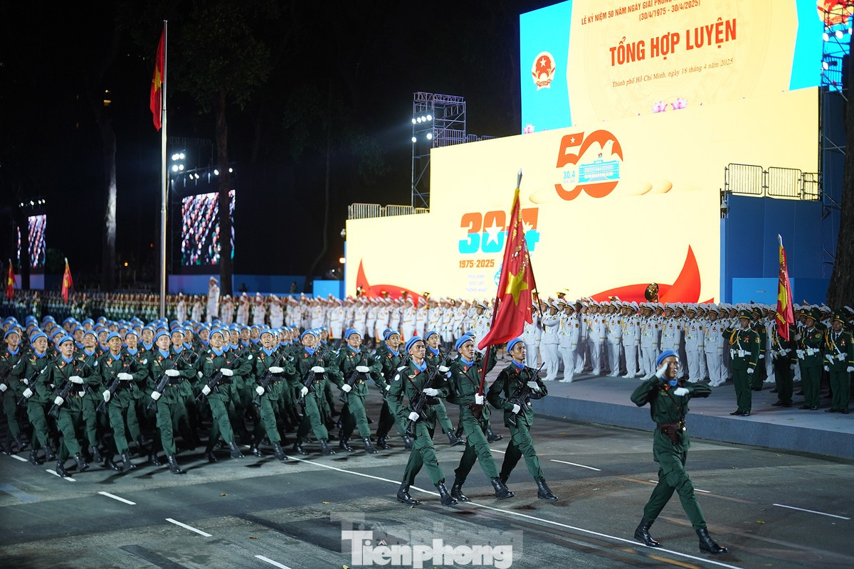 Loạt góc nghiêng &quot;sắc lẹm&quot;, thẳng tắp của đội ngũ duyệt binh khiến mạng xã hội &quot;dậy sóng&quot;. Ảnh: TPO.