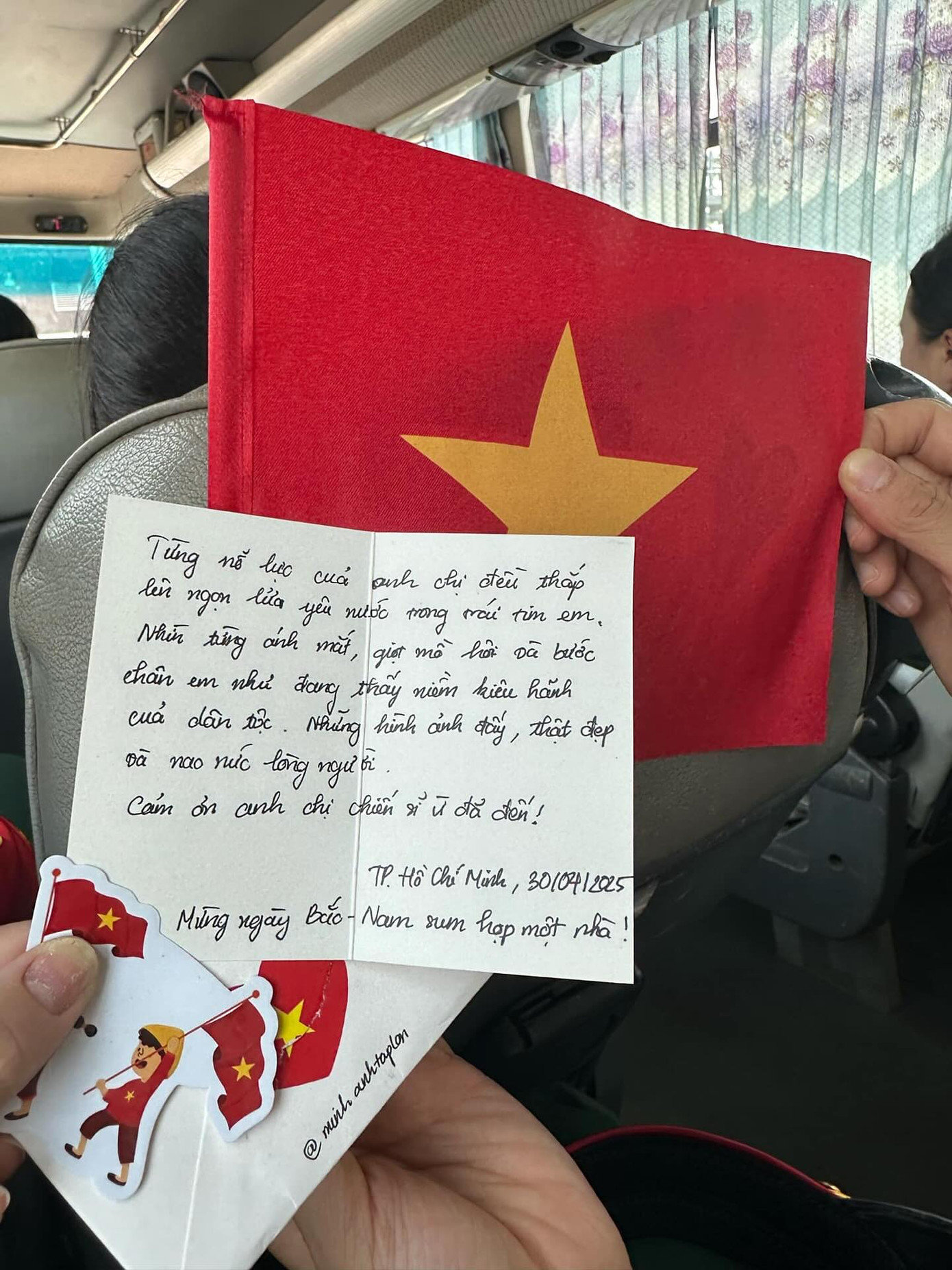 Nữ chiến sĩ trẻ góp sức vào ngày Đại lễ lớn của dân tộc, để lại hình ảnh đẹp trong lòng người dân. Ảnh: @duthle