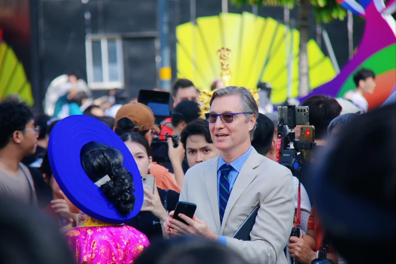 Chương trình cũng thu hút sự chú ý của khách quốc tế. Ảnh: Threads.