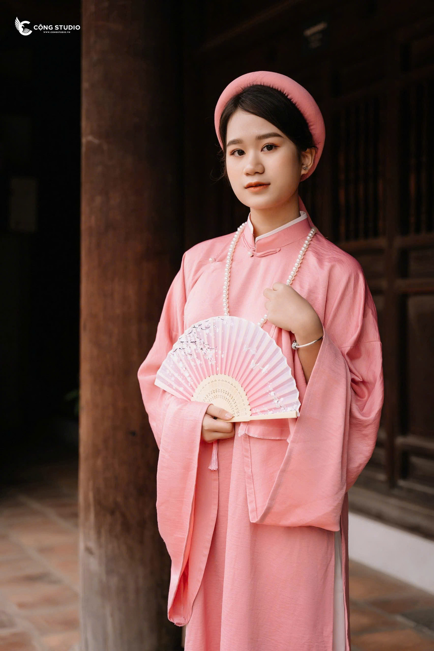 Đừng quên mang theo Việt phục khi ghé thăm Đền Hùng nhé! Ảnh: Công studio.