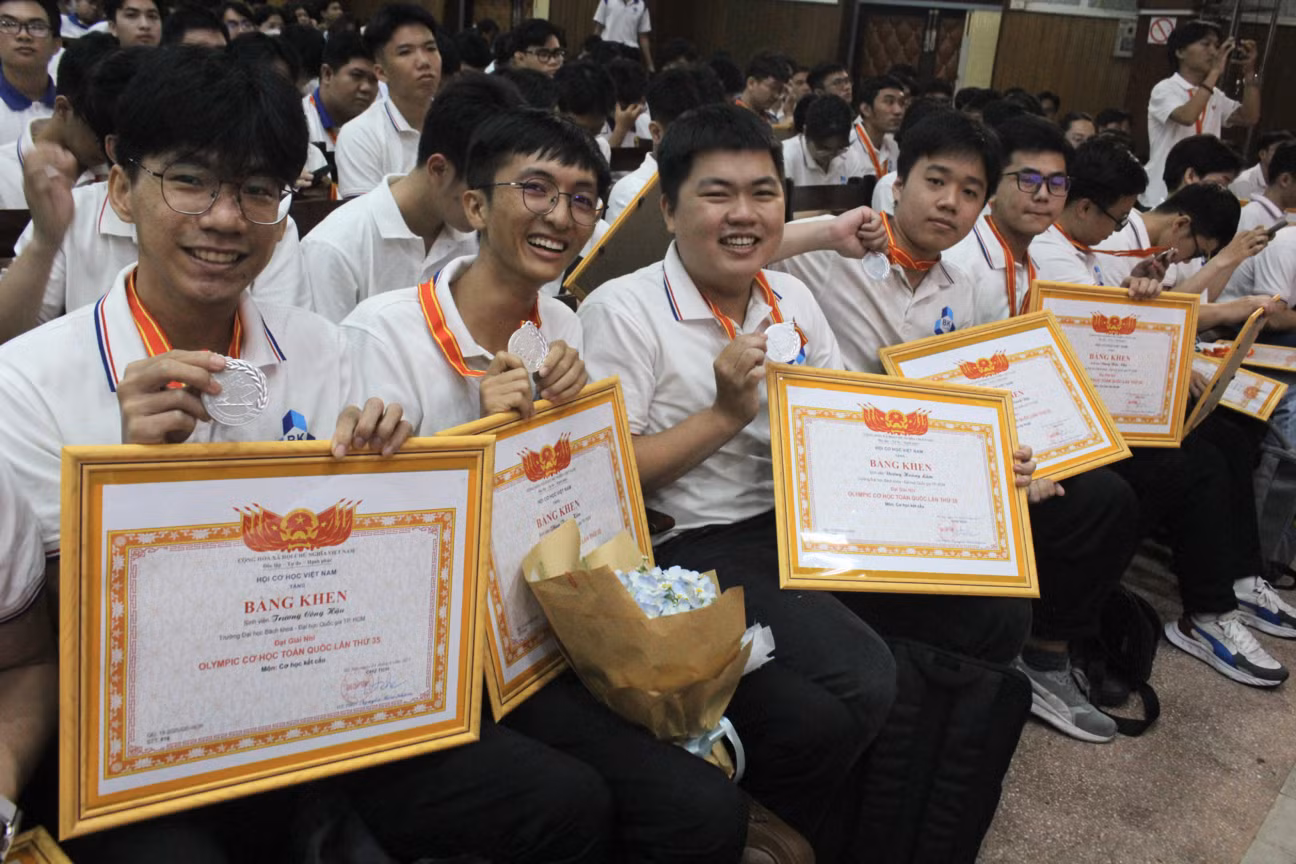 Olympic Cơ học toàn quốc đã trở thành nơi giúp sinh viên khám phá khả năng, kết nối đam mê và chinh phục những đỉnh cao học thuật.