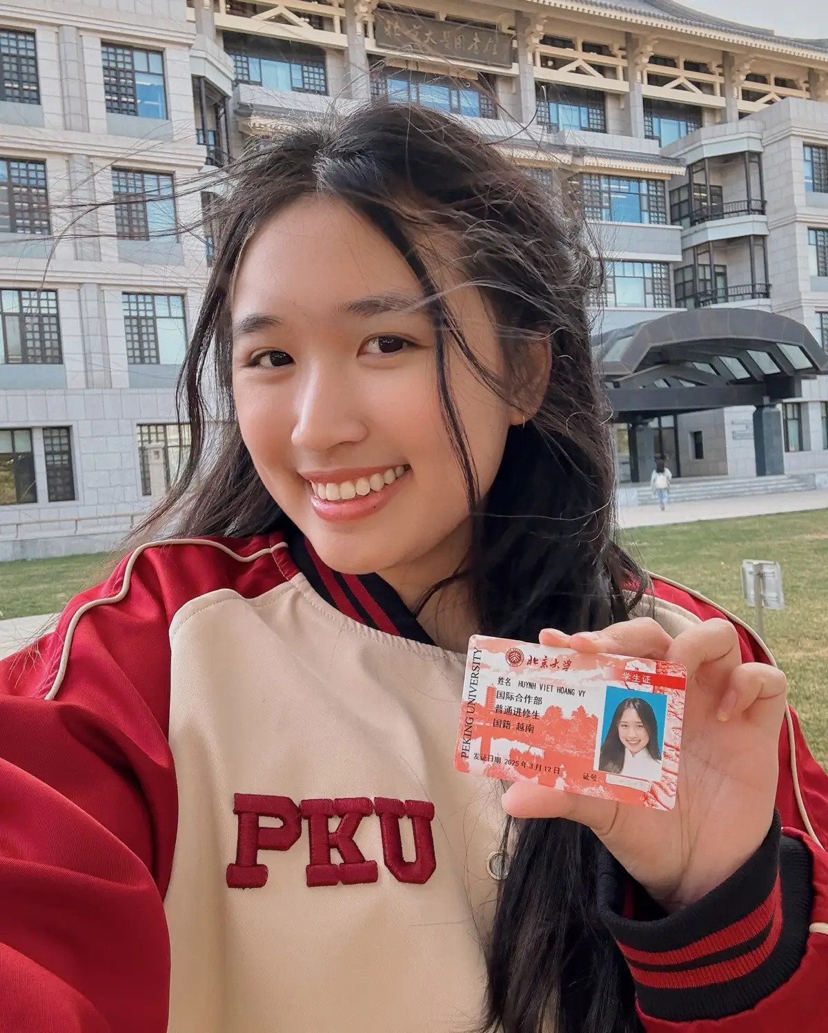 Ảnh thẻ của Jenny Huỳnh với áo dài trắng khiến người theo dõi thích thú. Ảnh: TikTok nhân vật. Ảnh thẻ của Jenny Huỳnh với áo dài trắng khiến người theo dõi thích thú. Ảnh: TikTok nhân vật.