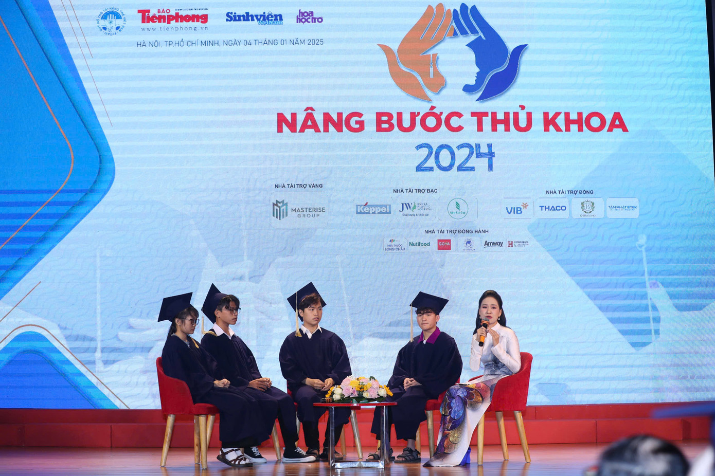 Mỗi tân thủ khoa, á khoa đều mang đến những câu chuyện khiến hội trường nể phục.