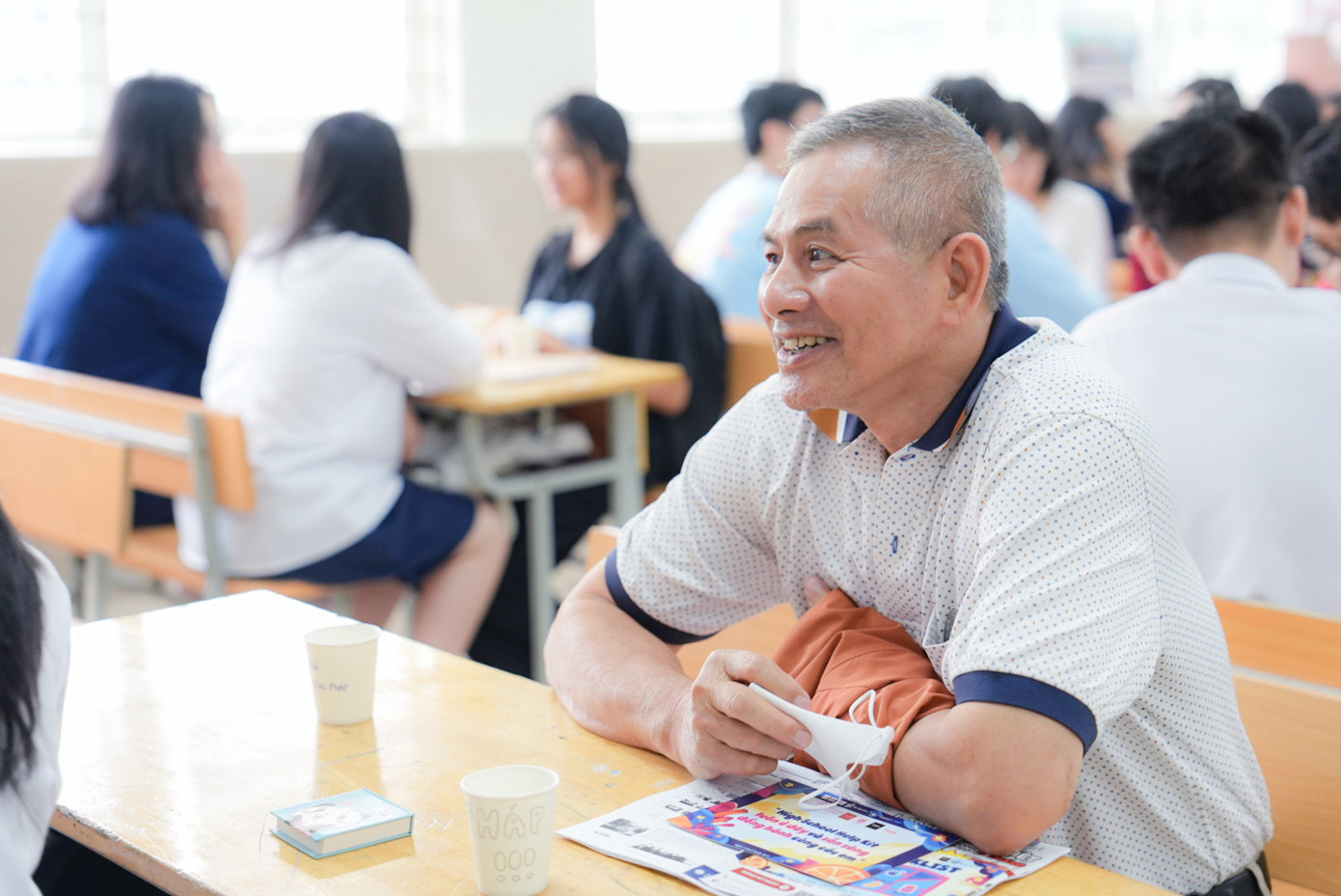 Bên cạnh hỗ trợ kiến thức, kỹ năng làm bài cho các teen, dự án của teen trường chuyên tại Hà Nội cũng không quên "nạp đường" cho các bậc phụ huynh.