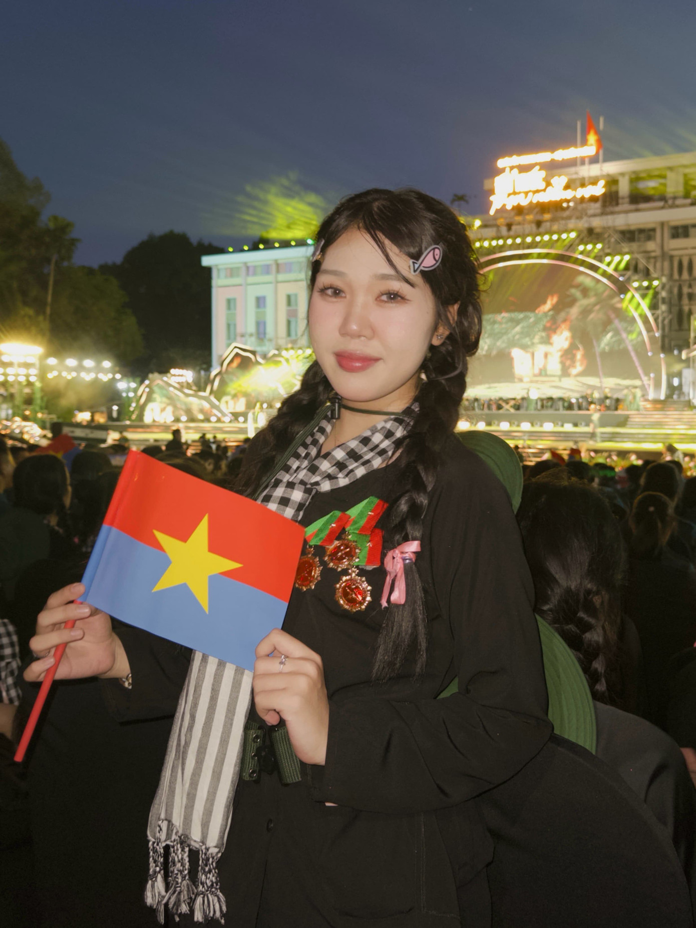 Không chỉ sinh cùng một ngày, học cùng nhau từ cấp 1 đến cấp 3, đôi bạn Trung Hiếu và Thảo Ly còn đồng hành cùng nhau trong chiến dịch A50 đầy vinh dự. Ảnh: NVCC. Không chỉ sinh cùng một ngày, học cùng nhau từ cấp 1 đến cấp 3, đôi bạn Trung Hiếu và Thảo Ly còn đồng hành cùng nhau trong chiến dịch A50 đầy vinh dự. Ảnh: NVCC.