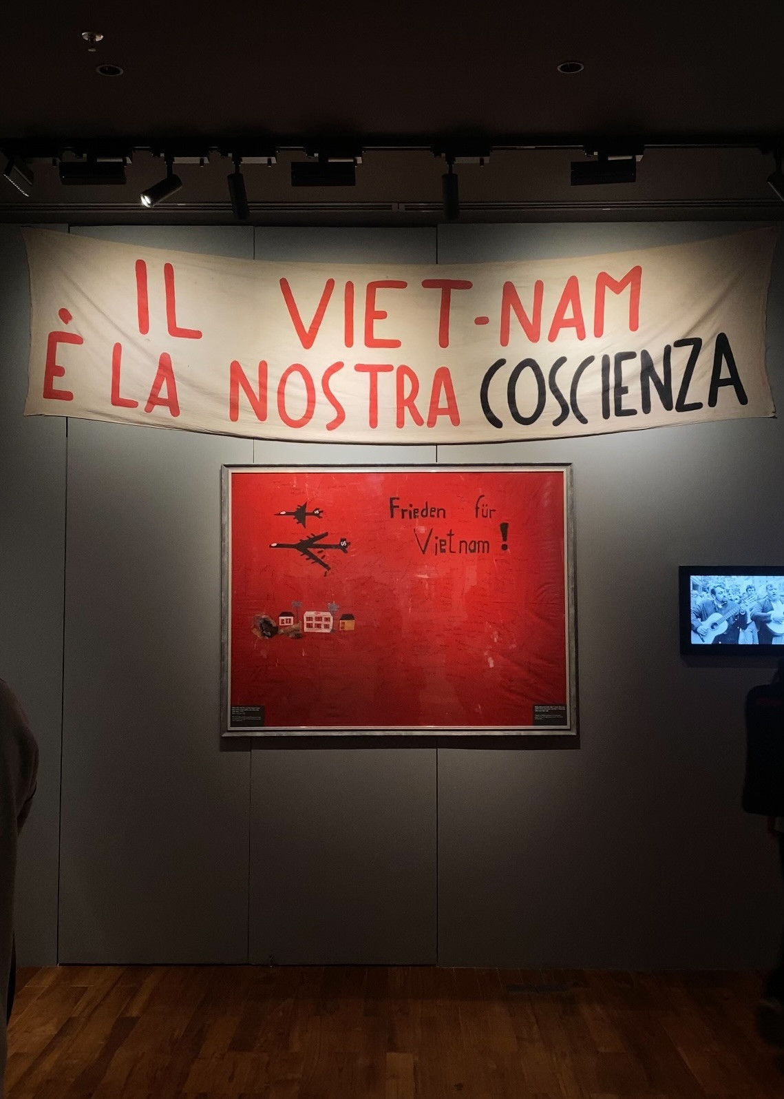 Tại bảo tàng, Gen Z như được xuyên không về những ngày tháng hào hùng của dân tộc. Ảnh: @loaloaland, @roomdayne. Tại bảo tàng, Gen Z như được xuyên không về những ngày tháng hào hùng của dân tộc. Ảnh: @loaloaland, @roomdayne.