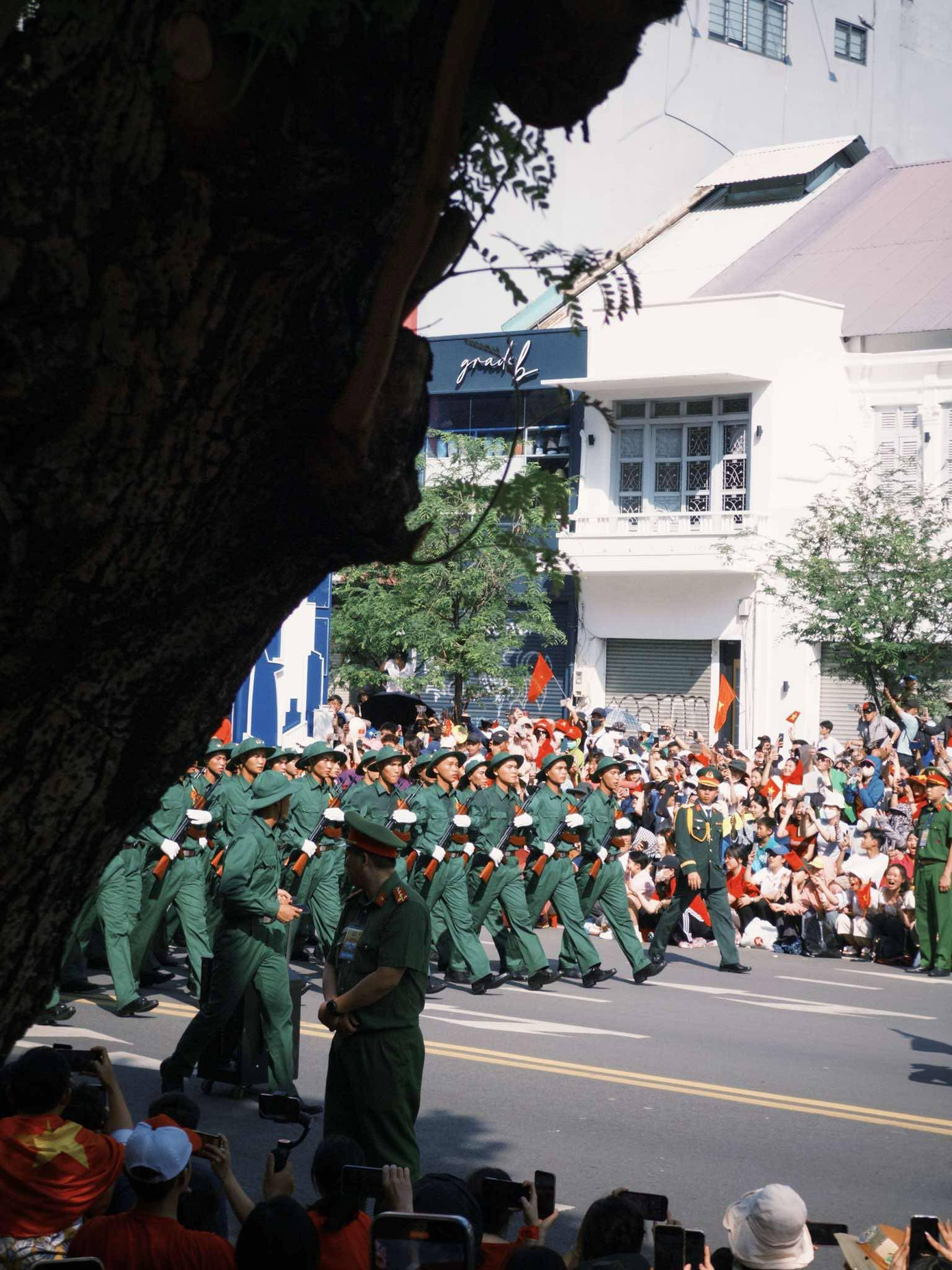 Sắc đỏ của người dân hòa với màu xanh của quân phục đã tao nên nhiều khoảnh khắc thật đẹp trong buổi lễ tổng duyệt. Ảnh: Hiep Le Duc.