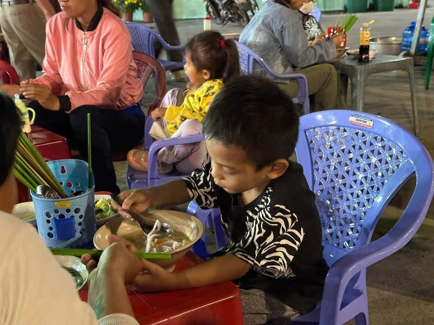 Những phần ăn đã tiếp sức cho các em nhỏ và người lớn tuổi. Ảnh: Nguyễn Lê Duy An. Những phần ăn đã tiếp sức cho các em nhỏ và người lớn tuổi. Ảnh: Nguyễn Lê Duy An.