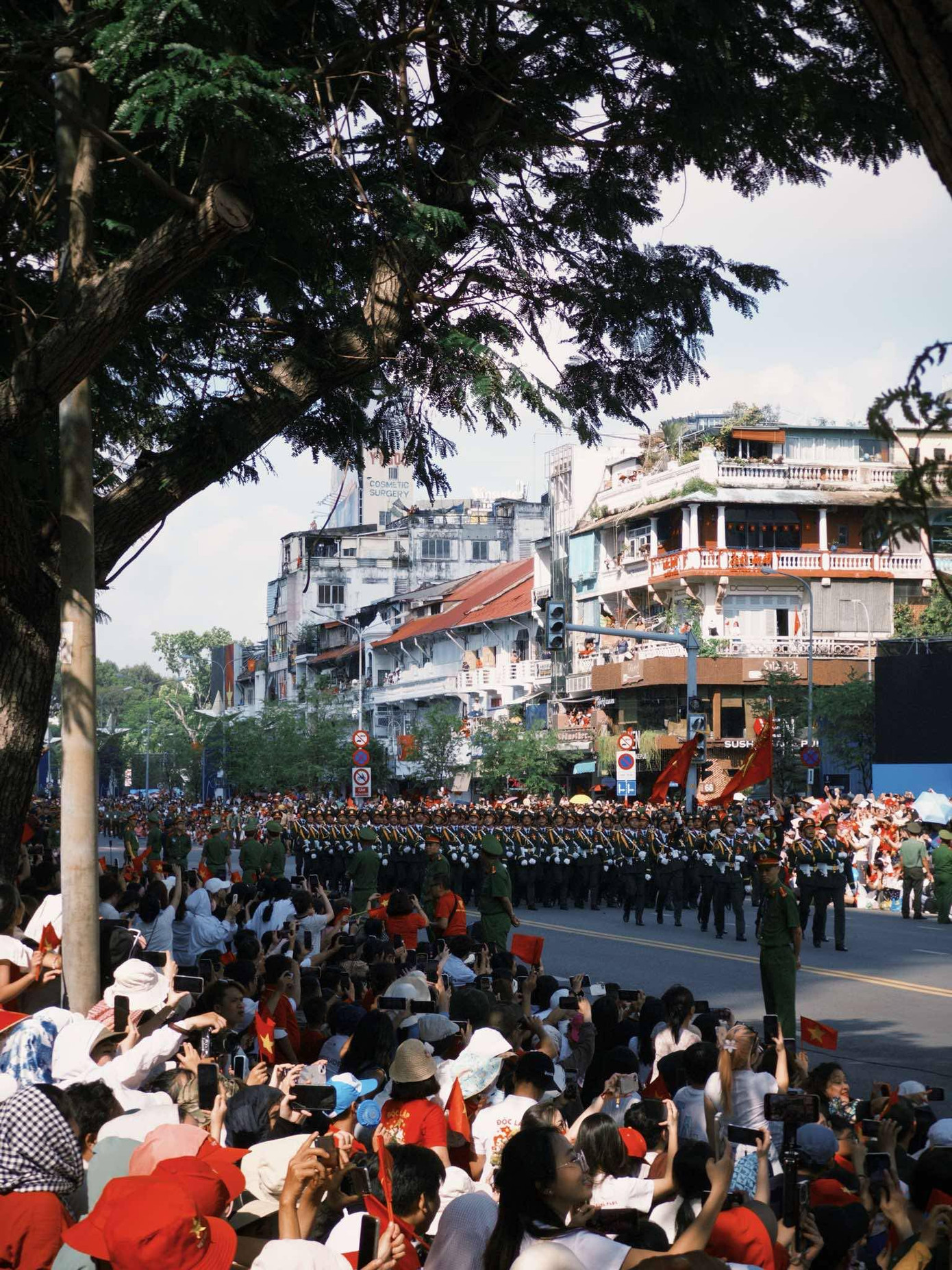 Sắc đỏ của người dân hòa với màu xanh của quân phục đã tao nên nhiều khoảnh khắc thật đẹp trong buổi lễ tổng duyệt. Ảnh: Hiep Le Duc.