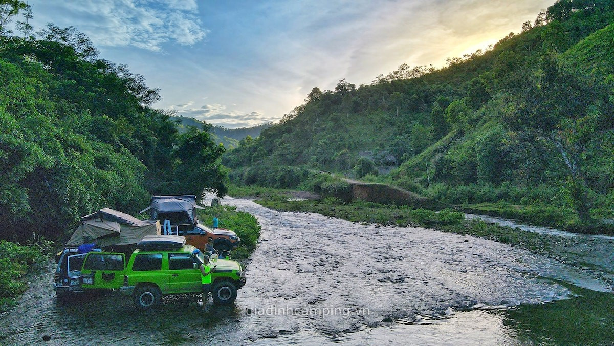 Nếu vừa muốn được tắm suối ban ngày, vừa được ngắm trời sao ban đêm, Gen Z và gia đình có thể cân nhắc đến vườn quốc gia Xuân Sơn.