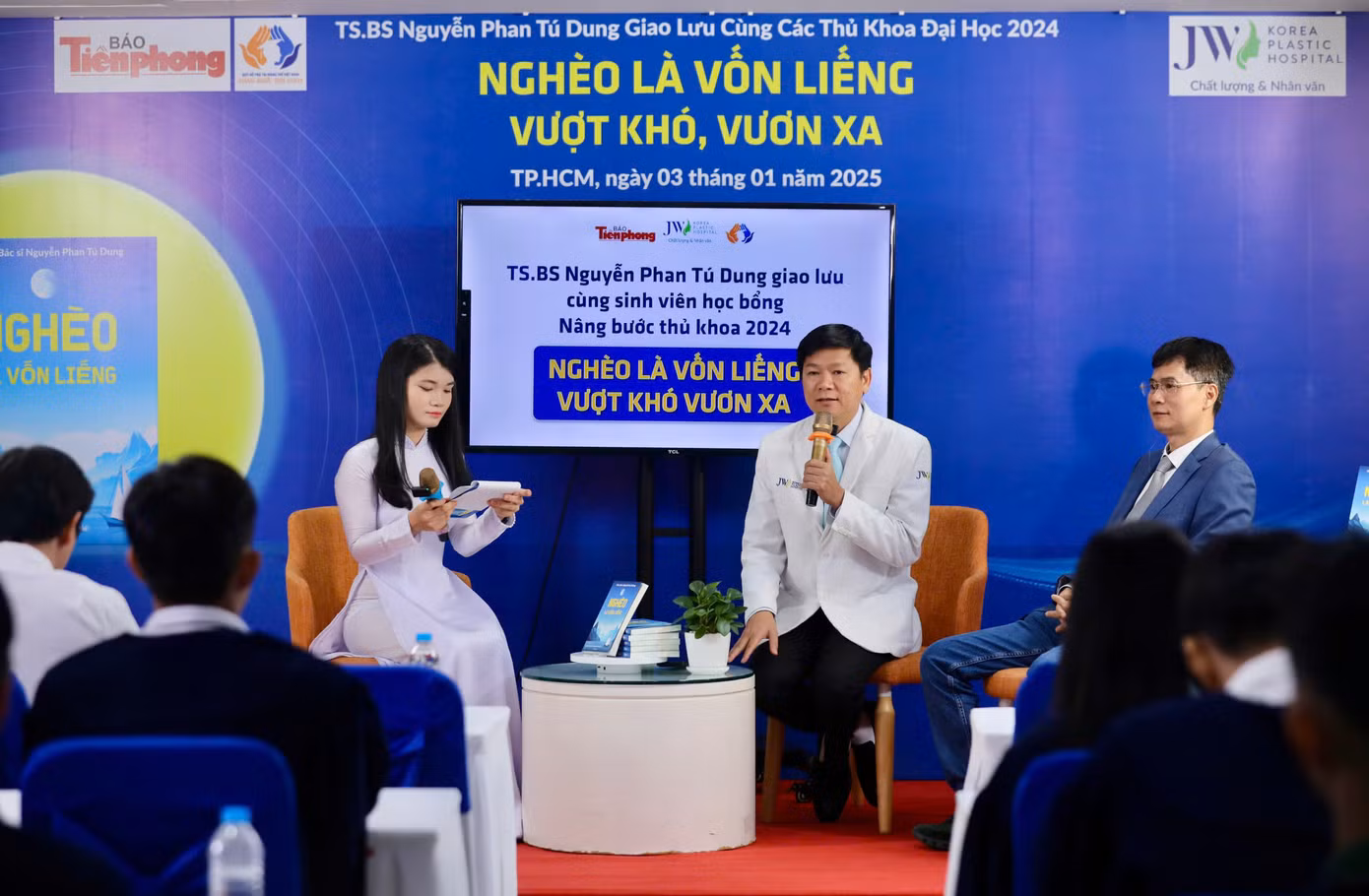 Tại buổi giao lưu, nhiều câu chuyện cảm động đã được chia sẻ khiến các bạn sinh viên không khỏi xúc động. Ảnh: Duy Anh.
