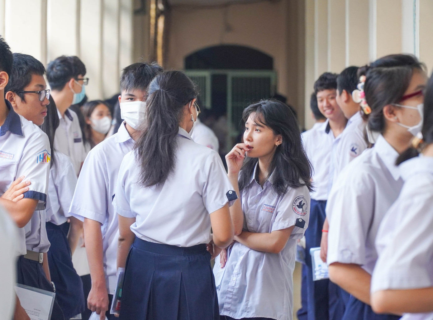 Việc thay đổi này không chỉ gây ảnh hưởng tâm lý cho học sinh ở thành phố mà còn khiến những thí sinh tại các vùng nông thôn, nơi thiếu điều kiện học thêm các môn mới, gặp nhiều thử thách. Việc thay đổi này không chỉ gây ảnh hưởng tâm lý cho học sinh ở thành phố mà còn khiến những thí sinh tại các vùng nông thôn, nơi thiếu điều kiện học thêm các môn mới, gặp nhiều thử thách.