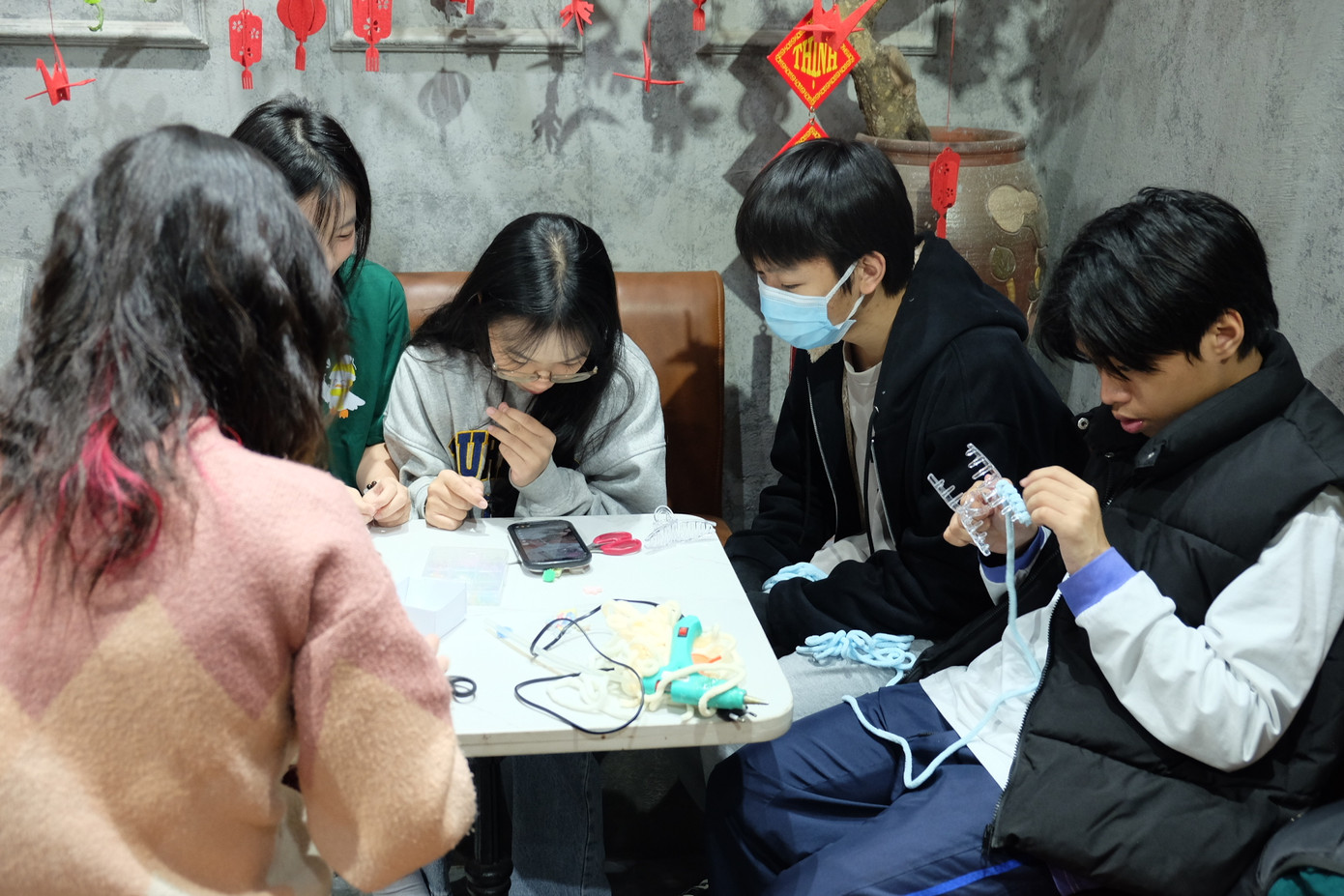 Toàn bộ lợi nhuận của workshop "Mây đan sắc" năm nay đều sẽ được chuyển đến trung tâm cứu trợ, hỗ trợ cho các bạn nhỏ trong dịp Tết Ất Tỵ 2025.