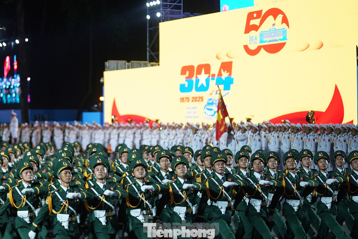 Loạt góc nghiêng &quot;sắc lẹm&quot;, thẳng tắp của đội ngũ duyệt binh khiến mạng xã hội &quot;dậy sóng&quot;. Ảnh: TPO.