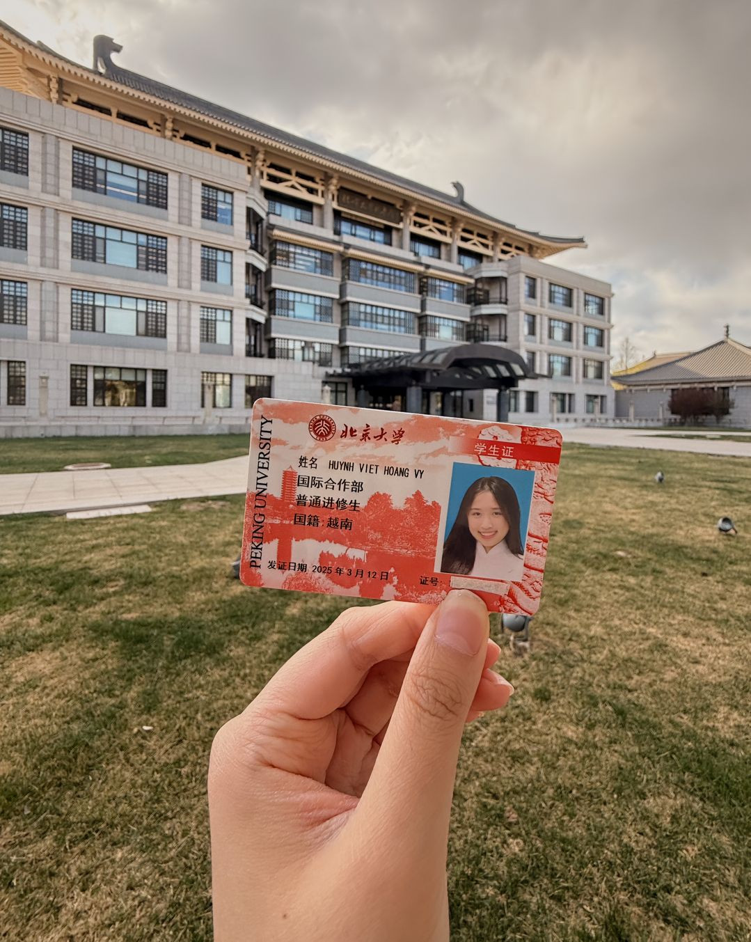 Ảnh thẻ của Jenny Huỳnh với áo dài trắng khiến người theo dõi thích thú. Ảnh: TikTok nhân vật. Ảnh thẻ của Jenny Huỳnh với áo dài trắng khiến người theo dõi thích thú. Ảnh: TikTok nhân vật.