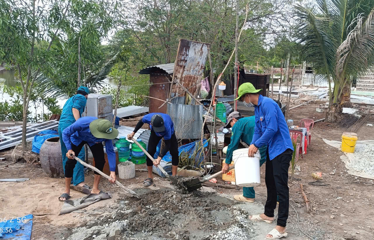 Các đội hình MT69 đã ra quân vệ sinh môi trường xoá các điểm đen rác thải, thu gom rác thải trên tuyến quốc lộ, vớt rác trên sông.