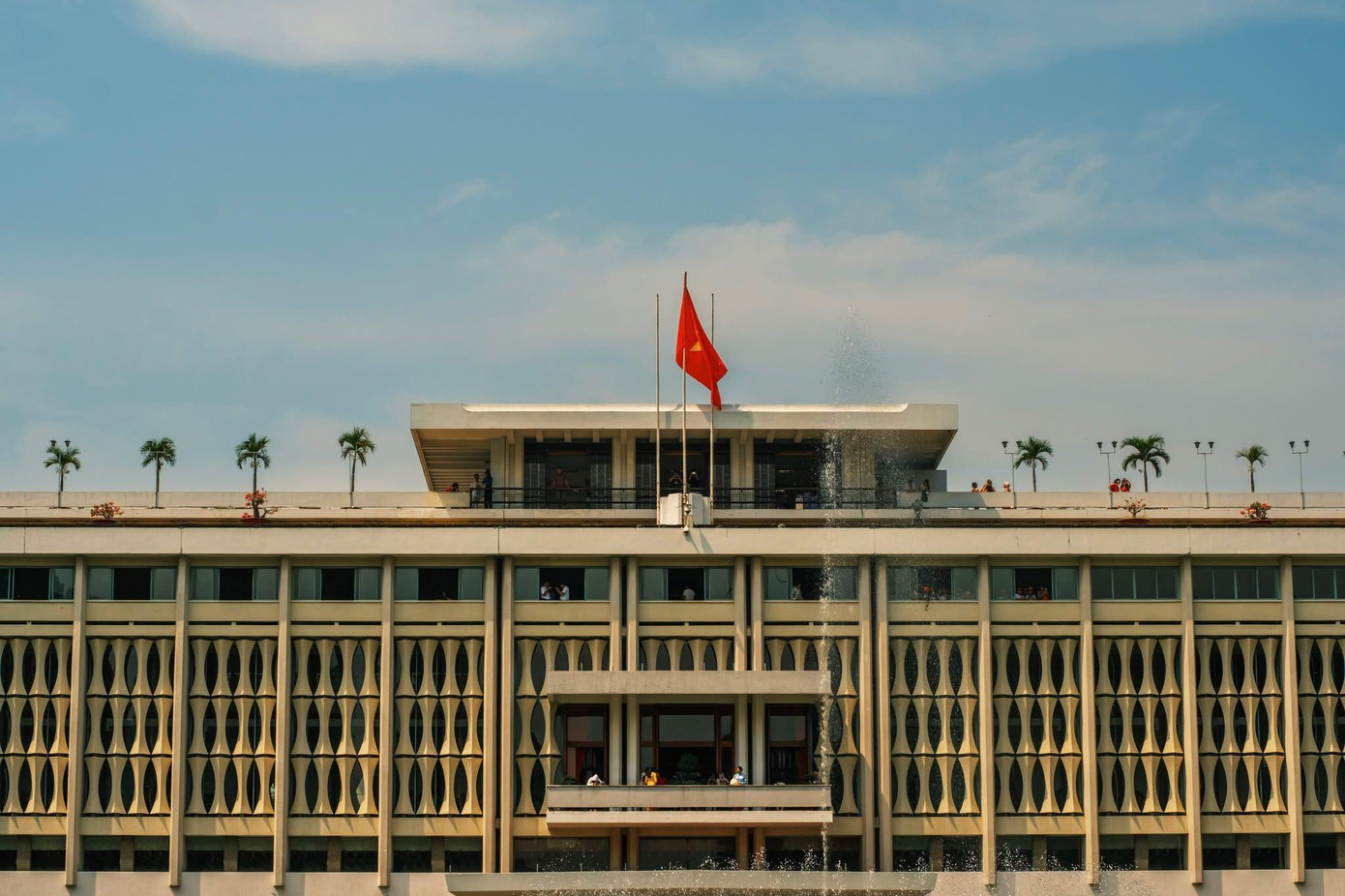 Dinh Độc Lập như một chứng nhân lịch sử, gợi nhớ về những trang sử hào hùng của dân tộc là một "địa chỉ đỏ" ấn tượng cho Gen Z. Ảnh: Luan Nguyen, Shinofoto