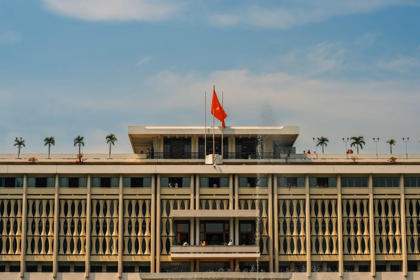 Dinh Độc Lập như một chứng nhân lịch sử, gợi nhớ về những trang sử hào hùng của dân tộc là một "địa chỉ đỏ" ấn tượng cho Gen Z. Ảnh: Luan Nguyen, Shinofoto