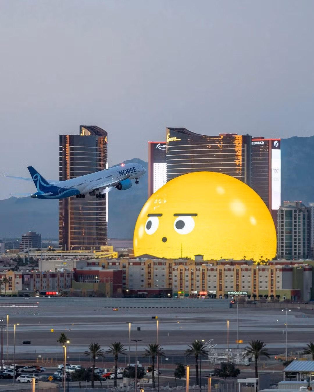 Bức ảnh emoji khổng lồ, liên tục "tỏ thái độ" khi có máy bay ngang qua khiến nhiều người phì cười vì sự trùng khớp đến bất ngờ. Ảnh: @life.on.the.ramp